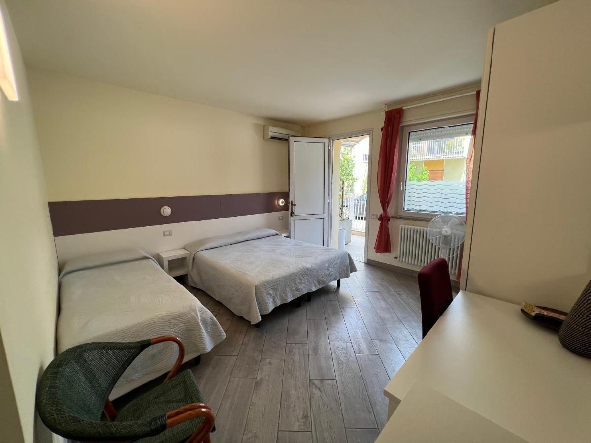 Hotel Locanda Rosy Каттолика Экстерьер фото