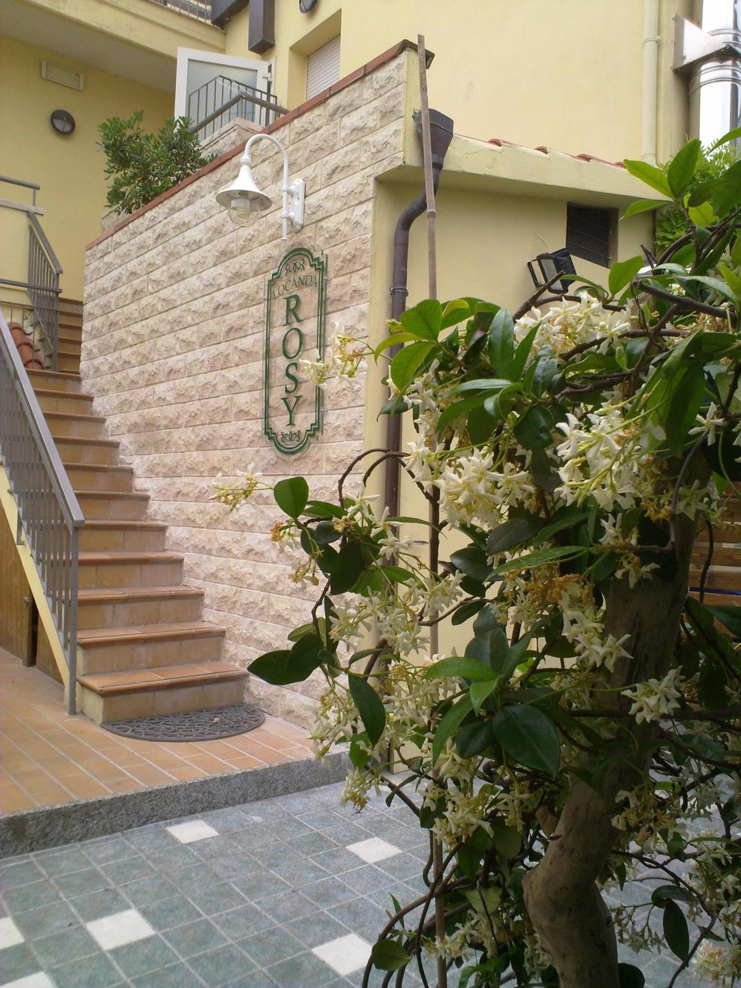 Hotel Locanda Rosy Каттолика Экстерьер фото