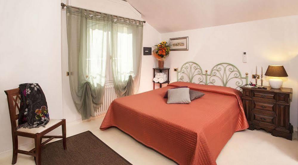 Hotel Locanda Rosy Каттолика Экстерьер фото